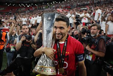Jesús Navas posa exultante de alegria con el trofeo de la Europa League .
