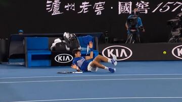 La aparatosa caída de Djokovic peleando un punto hasta el final