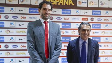 GRA286. MADRID, 28/06/2017.- El seleccionador Sergio Scariolo (d) y el presidente de la FEB, Jorge Garbajosa (i), posan para los medios antes de prensentar hoy en rueda de prensa la lista de jugadores incluidos en las dos convocatorias de la selección absoluta masculina de este verano. EFE/Emilio Naranjo