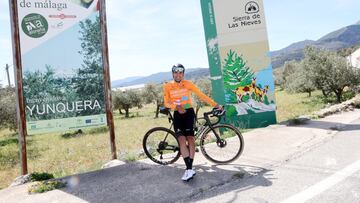 El corredor, apodado 'El Lince' con pasado en el Cofidis, donde estuvo la mayor parte de su carrera, el Andalucía-Caja Sur y el Androni, posa en Yunquera, en una zona donde se produce la aloreña, un tipo de aceituna.