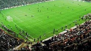 <B>NEGRA NOCHE EN EL CAMP NOU</B>. No es que no lo cierran; lo abren a todas horas. Incluso en la madrugada más madrugadora.