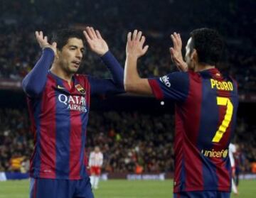 4-0. Luis Suárez celebró con Pedro el cuarto gol.