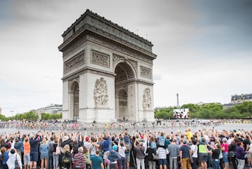 Un circuito por las calles de París con salida desde la prestigiosa Torre Eiffel hasta llegar a los Campos Elíseos, justo donde termina el Tour de Francia masculino. Las ciclistas llegarán a los campos subiendo por la Rue de Rivoli a la Plaza de la Concordia hasta llegar a aquí. El recorrido total es de 82 km. Esta jornada cuenta con doce vueltas al circuito de los Campos Elíseos, incluyendo el primer esprint para el maillot de montaña tras completar los 62 km iniciales. Parten como favoritas para esta etapa las velocistas.