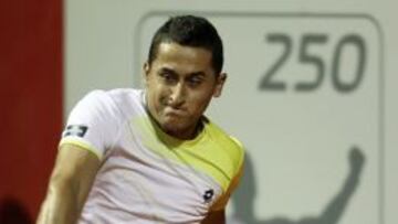 El tenista español Nicolás Almagro devuelve una bola al argentino Guido Pella en la primera ronda del ATP 250 de Buenos Aires (Argentina), partido en el que se impuso por 6-3 6-2.