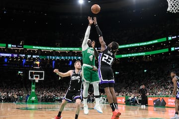 Jrue Holiday (4) shoots the ball over Sacramento Kings guard Keon Ellis (23).