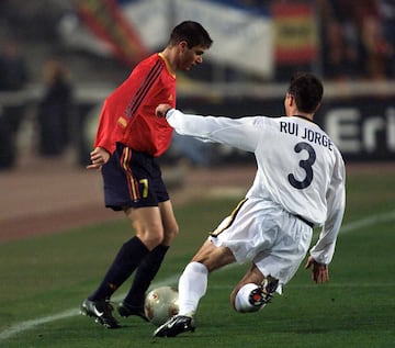 El 14 de febrero de 2002 debut¨® con la Absoluta en un amistoso contra Portugal que termin¨® empate a 1.