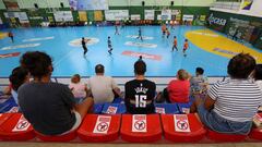 Imagen de un partido de balonmano femenino entre el Rocasa Gran Canaria y el CB Lanzarote Puerto del Carmen en la primera jornada de la Copa Gobierno de Canarias de balonmano.