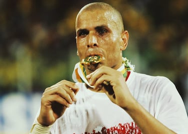 Wael Gomaa (El-Sheen, Egipto, 1975) es otro caso de futbolista que debe su elección en el once ideal de la CAF del siglo XXI a los éxitos logrados por el Al-Ahly y la selección egipcia en la primera década del siglo. El central es el segundo jugador con más Champions africanas: ha ganado seis (2001, 2005, 2006, 2008, 2012 y 2013), solo superado por su compatriota y compañero Hossam Ashour, que conquistó siete. Obviamente, formó parte de la selección egipcia que se proclamó campeona de África en tres ocasiones consecutivas y fue elegido cuatro veces (2005, 2008, 2009 y 2010) en el once ideal del año de la CAF. 

