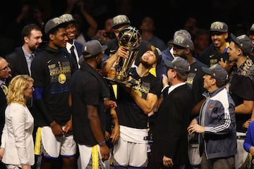 Stephen Curry levanta el trofeo.