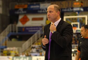 Javier ha entrenado  durante 17 temporadas en la liga ACB aqueipos como Unicaja Málaga, Caja San Fernando y Real Madrid. Ocupa ocupa la Consejería de Educación y Deportes en el parlamento andaluz. 