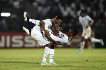 John Boye y Harrison Afful jugadores de Ghana después de ganar el partido contra Sudáfrica