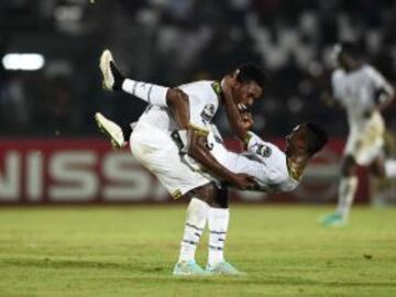 John Boye y Harrison Afful jugadores de Ghana después de ganar el partido contra Sudáfrica
