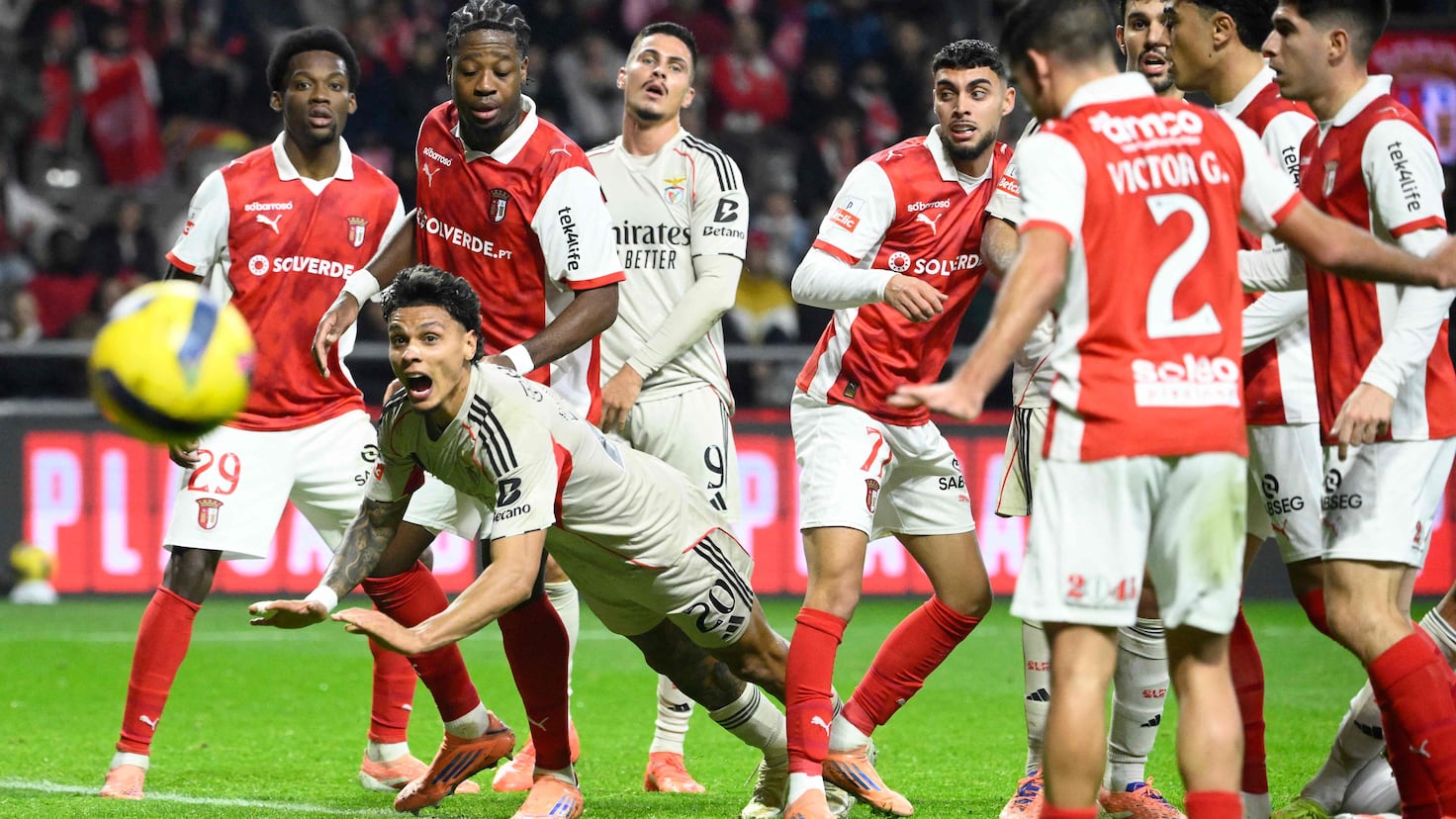Árbitro y VAR anulan gol legal de Richard Ríos en partido clave de Benfica