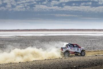 El asturiano se divierte en Sud¨¢frica con el coche ganador del rally junto a De Villiers y empieza a valorar de manera seria competir en la carrera del desierto.