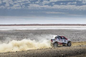 El asturiano se divierte en Sudáfrica con el coche ganador del rally junto a De Villiers y empieza a valorar de manera seria competir en la carrera del desierto.