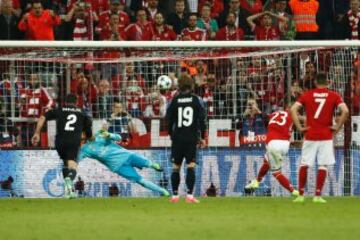 Vidal sends his penalty into row Z. Min.44