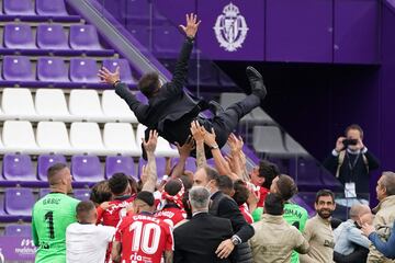 Los jugadores del Atlético de Madrid manteando a Simeone durante la  celebracion del título de campeones de LaLiga Santander después de ganar al Valladolid por 1-2