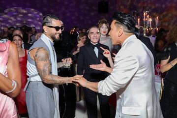 Maluma y Prabal Gurung (diseñador de moda nepalí-estadounidense)