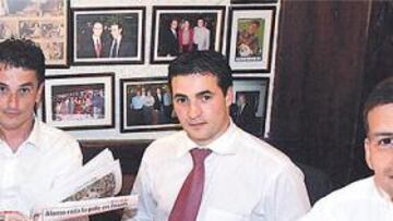 <b>CUMBRE EN EL DONOSTIARRA. </b>El colegiado que arbitró el Madrid-Villarreal no se escondió y cenó en el Donostiarra junto a sus asistentes. AS los "cazó" leyendo nuestro diario.