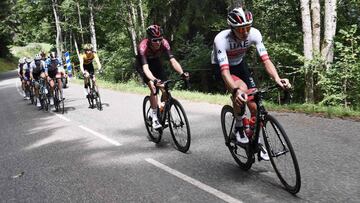 Tadej Pogacar rueda en la fuga durante la quinta etapa del Criterium del Dauphin&eacute; 2020.