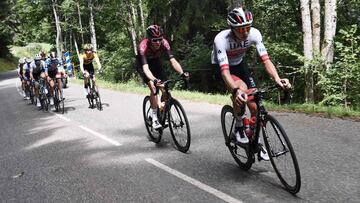 Tadej Pogacar rueda en la fuga durante la quinta etapa del Criterium del Dauphiné 2020.