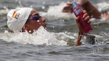 <b>AVITUALLAMIENTO. </b>Erika Villaecija, ayer, en mitad de la prueba tomando una bebida isotónica. La nadadora explicó que ese momento fue un punto de inflexión positivo.