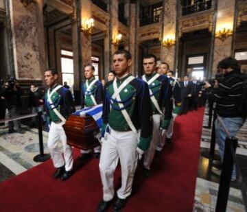 Imagen de la capilla ardiente en el Palacio Legislativo de Montevideo con el féretro de Alcides Ghiggia.