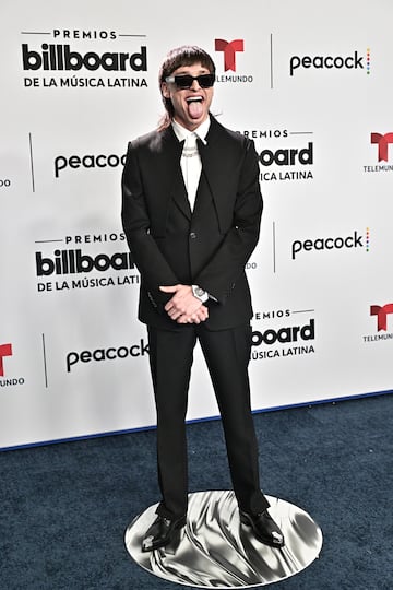 Peso Pluma posa en la alfombra roja de los Latin Billboard Awards.