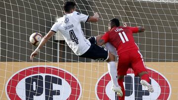 El jugador de Union La Calera Juan Leiva, marca su gol contra Colo Colo durante.