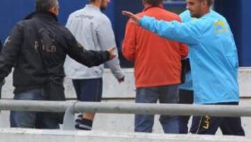 <b>AYER, EN SANT ADRIÀ. </b>Márquez saluda mietras abandona el campo de entrenamiento.