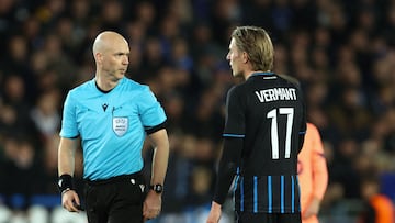 British referee Anthony Taylor (L) speaks with Club Brugge's Belgian forward #17 Romeo Vermant (R) as he calls for a VAR review of the 4-3 goal which was subsequently disallowed during the UEFA Champions League league phase day 4 football match between Club Brugge and FC Barcelona at Jan Breydelstadion stadium, in Bruges, on November 5, 2025. (Photo by BRUNO FAHY / BELGA / AFP) / Belgium OUT