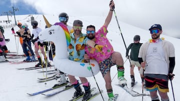 Esquiadores playeros en Masella, con flotador