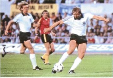 La final de la Eurocopa de Italia 1980 la jugaron Alemania Federal y Bélgica.
Los belgas fueron bautizados como los 'Diablos Rojos' por el ímpetu de su juego, aunque acabaron perdiendo 2-1 ante los alemanes. Hrubesch abrió el marcador.