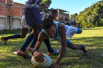 Robert Malengreau, fundador de la ONG UmRio, imparte clases de rugby a los jóvenes de la favela de Morro do Castro, en Niteroi, Río de Janeiro. Apoyando así a los más pequeños de las comunidades afectadas por el crimen y la violencia, para que puedan acceder a nuevas oportunidades.