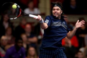 Fernando González con su característica derecha ante Andy Roddick en la final del Statoil Masters Tennis.