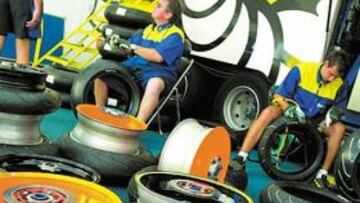 <b>STOP EN LA SALIDA.</b> Las atletas que tomaban parte en la segunda serie femenina de los 100 mv, en la que iba a salir la española Glory Alozie por la calle 2, tuvieron que parar.