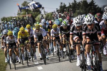 Froome y su equipo rodando con el pelotón.