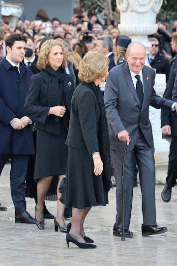 La reina Sofía, el rey emérito Juan Carlos I, la infanta Elena y Froilán llegando al funeral por Constantino II de Grecia en la Catedral Metropolitana de Atenas.