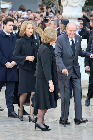 La reina Sofía, el rey emérito Juan Carlos I, la infanta Elena y Froilán llegando al funeral por Constantino II de Grecia en la Catedral Metropolitana de Atenas.
