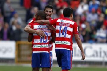 Los jugadores celebran el 1-0 de Brahimi.