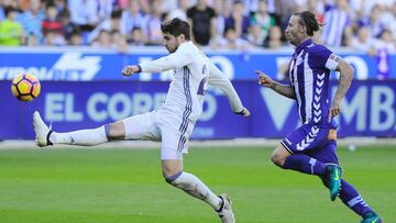 Real Madrid's forward Alvaro Borja Morata (L) kicks the ball to score a goal next to Deportivo Alaves' defender Alexis Ruano during the Spanish league football match between Deportivo Alaves and Real Madrid CF at the Mendizorroza stadium in Vitoria on October 29, 2016. / AFP PHOTO / ANDER GILLENEA