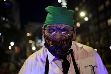 Una persona disfrazada participa en el desfile anual de Halloween de Greenwich Village en Manhattan, Nueva York.