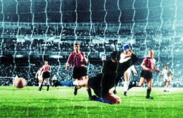 El 22 de septiembre de 1965 el Real Madrid ganó 5-0 al Feyenoord en el partido de 1/16 de Copa de Europa. Fue la última exhibición de Puskas en Europa. En la imagen, uno de los cuatro goles de Puskas al meta Graafland. 