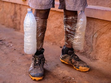 El fotógrafo de AFP, Badru Katumba, ha realizado un reportaje visual sobre cómo son las condiciones de los más jóvenes aficionados al béisbol en Gayaza, ciudad en el distrito de Wakiso en la región de Buganda en Uganda.