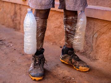 El fotógrafo de AFP, Badru Katumba, ha realizado un reportaje visual sobre cómo son las condiciones de los más jóvenes aficionados al béisbol en Gayaza, ciudad en el distrito de Wakiso en la región de Buganda en Uganda.