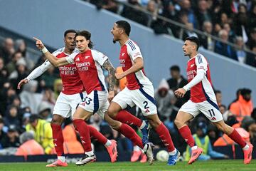 El defensor consiguió su primer gol con el Arsenal para poner el 1-1