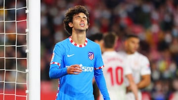 Jo&atilde;o F&eacute;lix se lamenta de una ocasi&oacute;n ante el Sevilla.