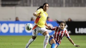 AMDEP8592. QUITO (ECUADOR), 19/07/2025.- Mayra Ramírez (i) de Colombia disputan el balón con Camila Belén Arrieta de Paraguay este sábado, en un partido de la fase de grupos de la Copa América Femenina entre Colombia y Paraguay en el estadio Gonzalo Pozo Ripalda en Quito (Ecuador). EFE/ José Jácome
