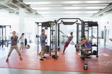 En los últimos años de complicaciones económicas este tipo de locales se han posicionado como una buena opción para hacer ejercicio a precios muy asequibles, hasta el punto en que el último <a href="http://munideporte.com/imagenes/documentacion/ficheros/0351A7BF.pdf" target=blank>Informe de Gimnasios Low-Cost</a> en España, que la consultora Valgo publicó a principios de 2016, se apuntaba un crecimiento de la oferta del 17,5% respecto al año anterior. Sin embargo, en ese mismo estudio también se habla de una tendencia al aumento en el precio base de muchos de esos centros, que actualmente suele rondar los 22 euros + IVA de máximo. Por otra parte, la mayoría de estos gimnasios pertenecen a cadenas con las que, como dijimos anteriormente, es prácticamente imposible regatear. Además, tal y como señala un artículo publicado en <a href="http://ccaa.elpais.com/ccaa/2016/09/01/madrid/1472755147_117578.html" target=blank>El País</a>, suelen tener algunos riesgos añadidos como la ausencia de monitores personalizados y, por tanto, de una guía efectiva para alcanzar mejores resultados.