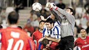 <B>PROTAGONISTA</B>. Juanmi fue un muro para los delanteros de un Málaga que mereció mejor resultado por los méritos contraídos.